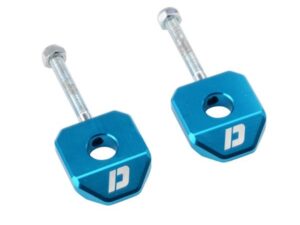 Grandinės įtempėjas MOTO CNC aliuminis DOPPLER, skirtas DERBI SENDA/SMT/RCR/RX/SX (ratlankio ašiai 12 mm), mėlynas (2 vnt.).