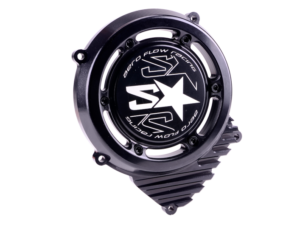 Pagerinkite savo AM6 variklio išvaizdą su 2WIN Aero Flow lenktyniniu uždegimo dangteliu su juodais varžtais. Visiškai CNC būdu apdirbtas iš aukštos kokybės aliuminio, šis dangtelis sujungia tikslumą ir patvarumą. Anoduota apdaila ir lazerinis graviravimas suteikia aukštos klasės, ilgai išliekantį estetinį vaizdą. Sukurtas pagerinti uždegimo aušinimą, jis turi strategiškai išdėstytas angas optimizuotam oro srautui. Išlikdamas ištikimas 2WIN lenktynių dvasiai, dangtelis komplektuojamas su 6 spalvotais anoduotais varžtais, suteikiančiais agresyvų ir individualų vizualinį akcentą. Kaip ir 2WIN aklinimo dangteliai, jis taip pat turi šilumos išsklaidymo pelekus apatinėje dalyje, kurie pagerina efektyvumą ir pabrėžia techninį dizainą. Tiekiamas su visa reikalinga tvirtinimo įranga.