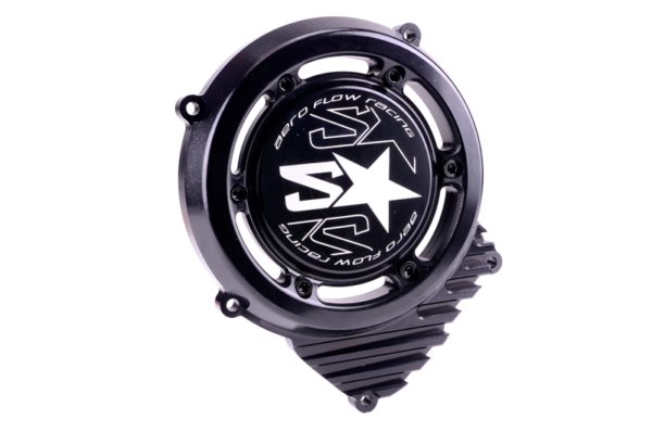 Pagerinkite savo AM6 variklio išvaizdą su 2WIN Aero Flow lenktyniniu uždegimo dangteliu su juodais varžtais. Visiškai CNC būdu apdirbtas iš aukštos kokybės aliuminio, šis dangtelis sujungia tikslumą ir patvarumą. Anoduota apdaila ir lazerinis graviravimas suteikia aukštos klasės, ilgai išliekantį estetinį vaizdą. Sukurtas pagerinti uždegimo aušinimą, jis turi strategiškai išdėstytas angas optimizuotam oro srautui. Išlikdamas ištikimas 2WIN lenktynių dvasiai, dangtelis komplektuojamas su 6 spalvotais anoduotais varžtais, suteikiančiais agresyvų ir individualų vizualinį akcentą. Kaip ir 2WIN aklinimo dangteliai, jis taip pat turi šilumos išsklaidymo pelekus apatinėje dalyje, kurie pagerina efektyvumą ir pabrėžia techninį dizainą. Tiekiamas su visa reikalinga tvirtinimo įranga.