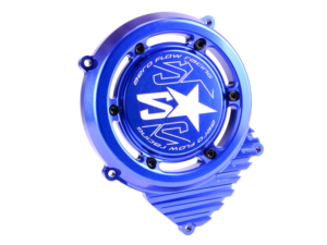 Pagerinkite savo AM6 variklio išvaizdą su 2WIN Aero Flow lenktyniniu uždegimo dangteliu su juodais varžtais. Visiškai CNC būdu apdirbtas iš aukštos kokybės aliuminio, šis dangtelis sujungia tikslumą ir patvarumą. Anoduota apdaila ir lazerinis graviravimas suteikia aukštos klasės, ilgai išliekantį estetinį vaizdą. Sukurtas pagerinti uždegimo aušinimą, jis turi strategiškai išdėstytas angas optimizuotam oro srautui. Išlikdamas ištikimas 2WIN lenktynių dvasiai, dangtelis komplektuojamas su 6 spalvotais anoduotais varžtais, suteikiančiais agresyvų ir individualų vizualinį akcentą. Kaip ir 2WIN aklinimo dangteliai, jis taip pat turi šilumos išsklaidymo pelekus apatinėje dalyje, kurie pagerina efektyvumą ir pabrėžia techninį dizainą. Tiekiamas su visa reikalinga tvirtinimo įranga.