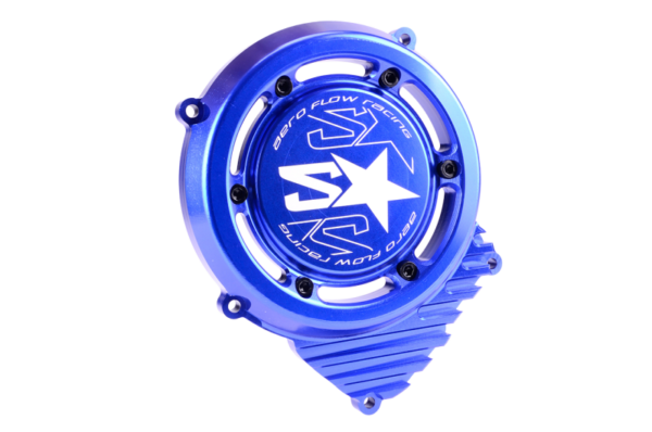 Pagerinkite savo AM6 variklio išvaizdą su 2WIN Aero Flow lenktyniniu uždegimo dangteliu su juodais varžtais. Visiškai CNC būdu apdirbtas iš aukštos kokybės aliuminio, šis dangtelis sujungia tikslumą ir patvarumą. Anoduota apdaila ir lazerinis graviravimas suteikia aukštos klasės, ilgai išliekantį estetinį vaizdą. Sukurtas pagerinti uždegimo aušinimą, jis turi strategiškai išdėstytas angas optimizuotam oro srautui. Išlikdamas ištikimas 2WIN lenktynių dvasiai, dangtelis komplektuojamas su 6 spalvotais anoduotais varžtais, suteikiančiais agresyvų ir individualų vizualinį akcentą. Kaip ir 2WIN aklinimo dangteliai, jis taip pat turi šilumos išsklaidymo pelekus apatinėje dalyje, kurie pagerina efektyvumą ir pabrėžia techninį dizainą. Tiekiamas su visa reikalinga tvirtinimo įranga.